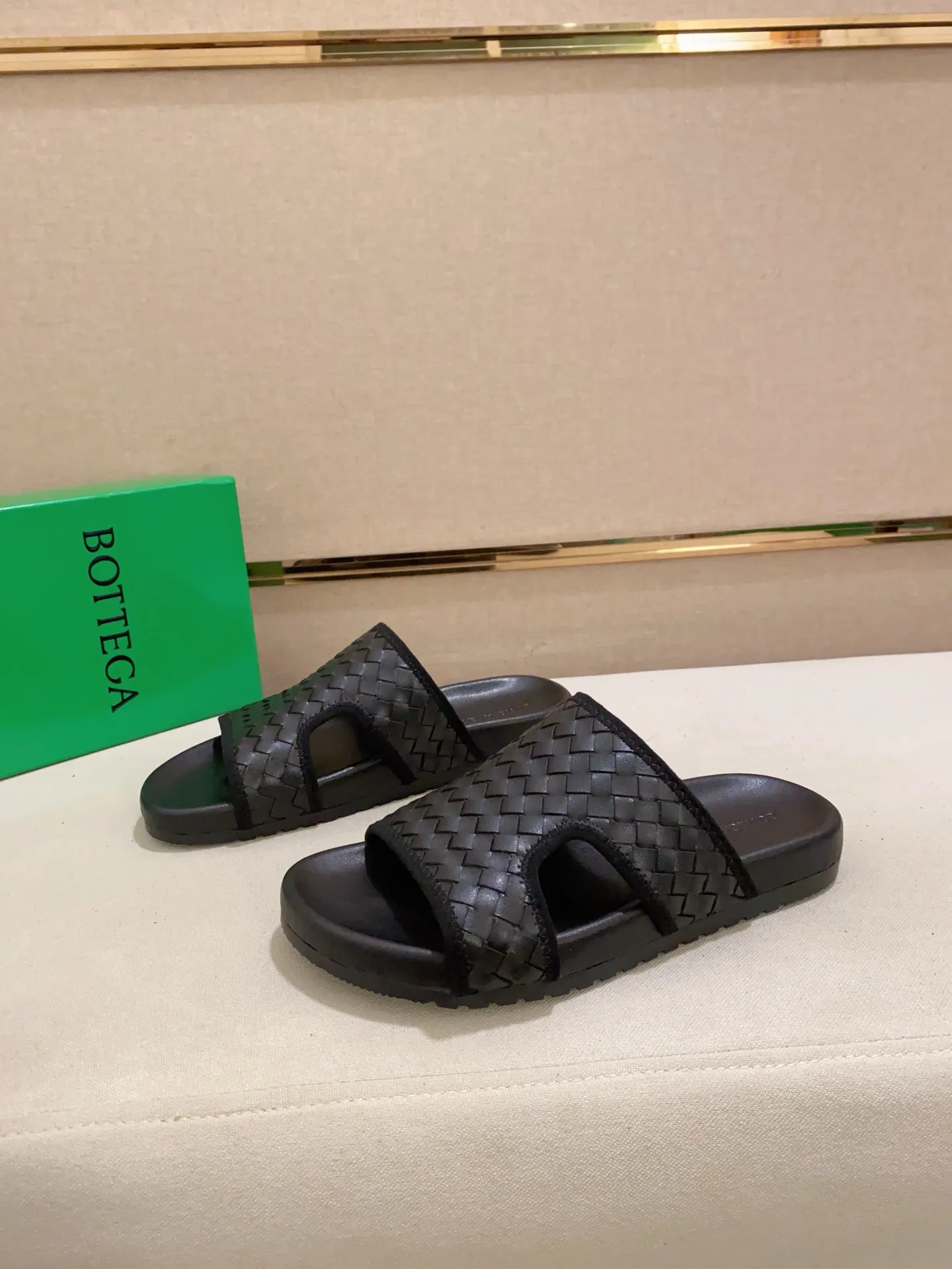 Men's shoes 💰: 320💰[BV~Bottega Veneta] Trendy new slippers are on the market. Same style as the official website. Counter quality [strong][strong][strong] Selected cow patent leather weaving. High-end atmosphere. Very cost-effective. Original wear-resistant rubber outsole. Fine workmanship. The upper layer of materials is used. The quality is visible. Shoe size 38-45.